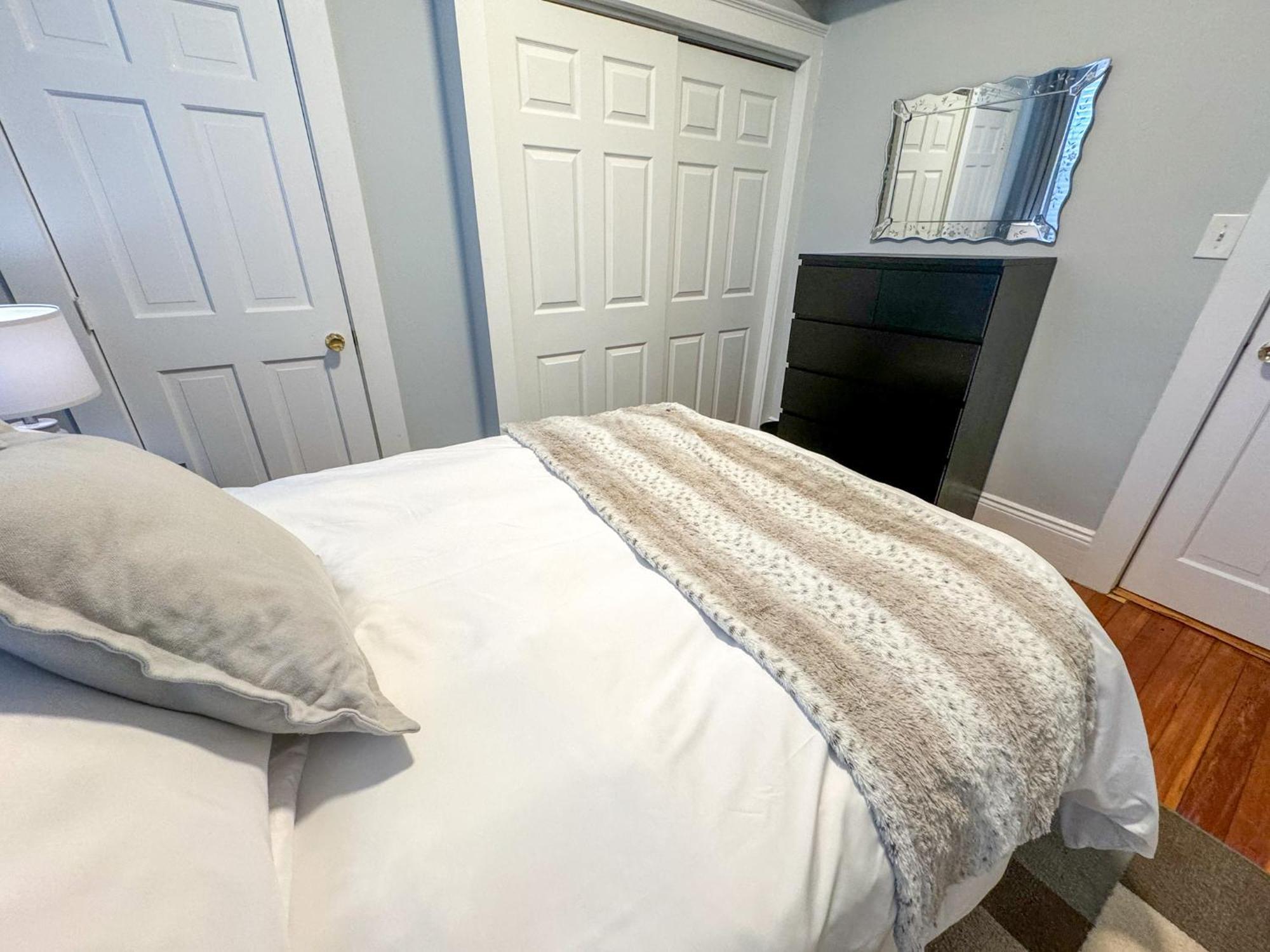Апартаменты Huge,3 Bed,2Bath,Public Transport,Boston,Sleeps 9 Бруклин Экстерьер фото